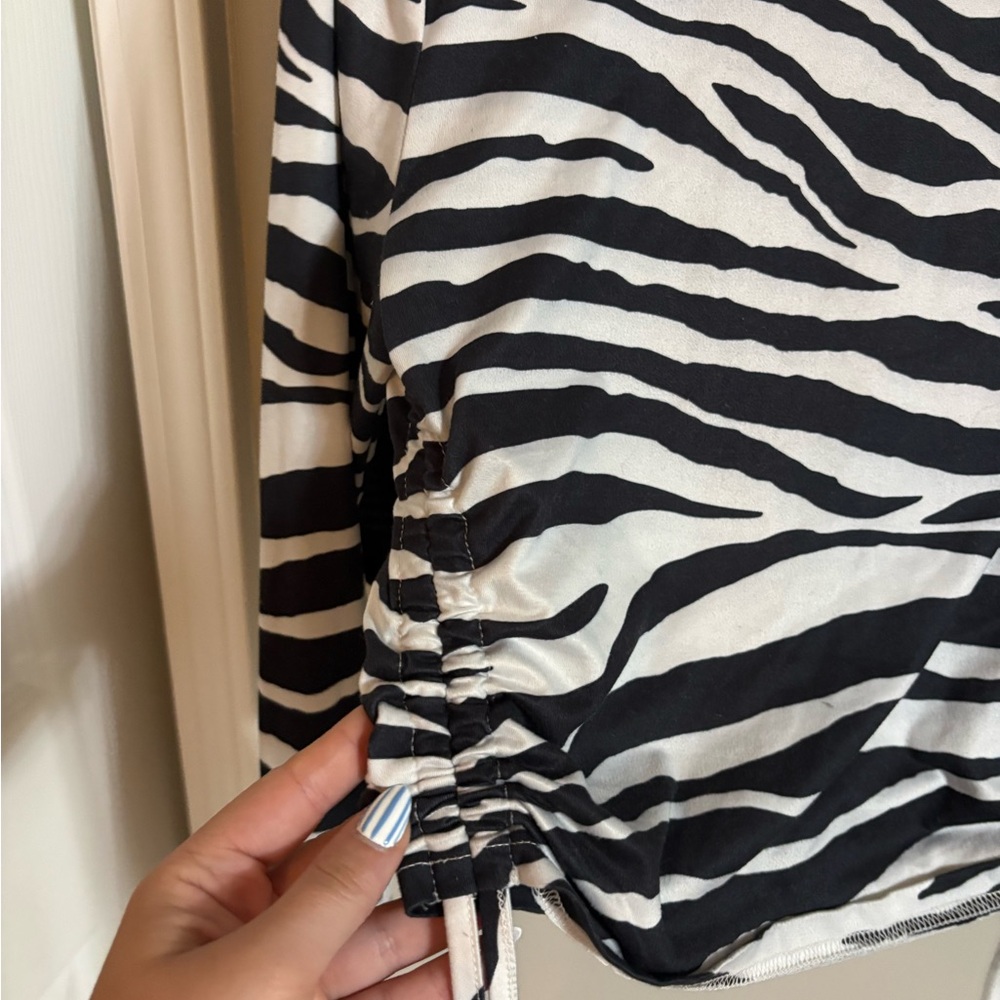 SHEIN Black & White Zebra Ruched Long Sleeve Crop Top - Picture 4 of 5